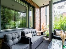 Lasiterassi on muiden katseilta suojassa