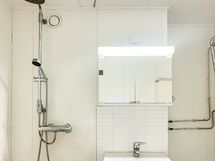 Kylpyhuoneen varustukseen kuuluu myös peilikaappi, allaskaappi ja pyyhekuivain!