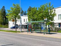 Bussipysäkki Kivikonkaari on parin minuutin kävelyn päässä.