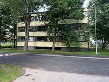 Rakennus kadulta päin