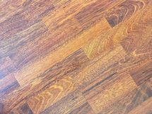 Tummat laminaattilattiat.