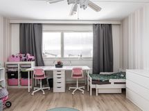 Yläkerran makuuhuone 2