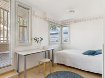 Yläkerrassa vielä kolmas makuuhuone tai oleskeluhuone.