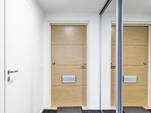 Eteinen liukuovi kaapistolla