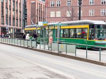 Raitiovaunut kulkevat talon edestä.