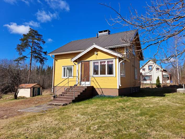Omakotitalo, asuink: oh, mh, k, et, eril.wc, kuisti, yläk: 2 mh, vintti, aula, kellarik: psh, ph, s, varastot, kellari, 93 m², Kaivomäki, Iitti
