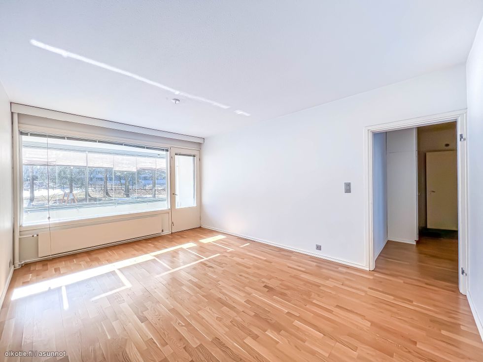 Hissitalon toisen kerroksen tasolla oleva läpitalon siistikuntoinen kaksio. Peruskorjattu yhtiö.