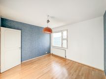 Makuuhuone on tilava ja säilytystilaa löytyy hyvin eteisen puolelta.