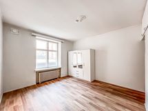 Huoneessa kaapistot säilytykseen.
