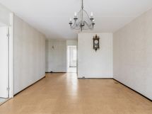 Olohuone keittiöön päin