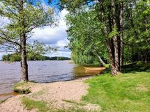 Paloniemen uimaranta (Lohjanjärvi)  sijaitsee muutaman sadan metrin päässä