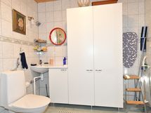 Kylpyhuoneessa kaappitilaa