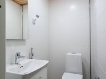Erillis-wc. Kuva asunnosta A58, jossa vastaava pohjaratkaisu, materiaalit voivat poiketa.
