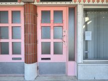 sisäänkäynti oikean puoleinen ovi