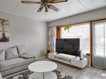 Olohuoneesta käynti takapihalle.