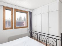 Kaikissa makuuhuoneissa on kaapistot.