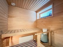 Oma ikkunallinen sauna kruunaa kokonaisuuden.