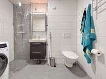 Kylpyhuone on iso ja varustettu lattialämmityksellä ja pesukoneliitännällä.