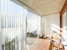 Sinulla on oma katettu terassi  ja pieni viheralue käytössäsi.