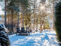 Näkymä takapihan terassilta.