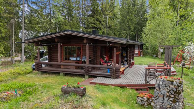 Loma-asunto, tupakeittiö, sauna/kph + vierasmökki, varasto, grillikota, puucee, maakellari, Halkia