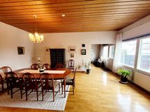 Pari askelmaa alempana oleva laajennusosan olohuone, jonka parketti on purettu.