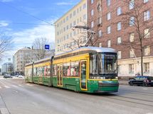 Ratikat  ja bussit kulkevat vierestä. Metrollekin matkaa vain n. 300m.