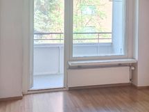 Makuuhuoneesta käynti parvekkeelle