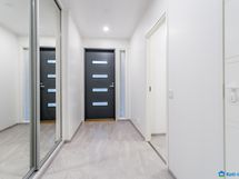 vinyylilattia, seinät maalattu, spottivalaistus