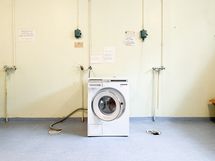 Taloyhtiössä on pesutuvan lisäksi sauna ja ulkoiluvälinevarasto.