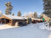 talon päädyssä autokatospaikat