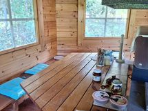 Pöytätaso grillin takana.