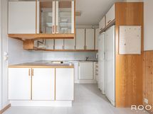 Nykyinen omistaja on uusinut keittiön koneistusta sekä lattian laatoituksen kivilaataksi.