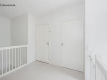 Yläkerran tilava aula