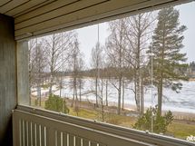Lasitettu parveke länteen merelle