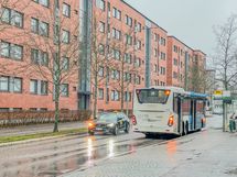 Bussipysäkki löytyy talon edustalta
