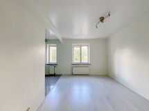 Olohuoneen yhteydessä on hyvin varustettu avokeittiö jossa runsaat kaappitilat ja työtasoja.