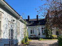 Asukkaiden kesäkuvia sisäpihalta
