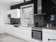 Keittiössä on modernit kodinkoneet.