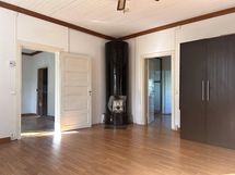 Alakerran makuuhuone