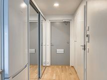 Eteisessä on kaappitilaa vaatteille.