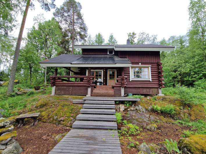 Loma-asunto, Tupakeittiö, 3 h, aula, 2 kuistia, kesäkeittiö, rantasauna, grillikatos, ulkowc/varasto, Airaksela