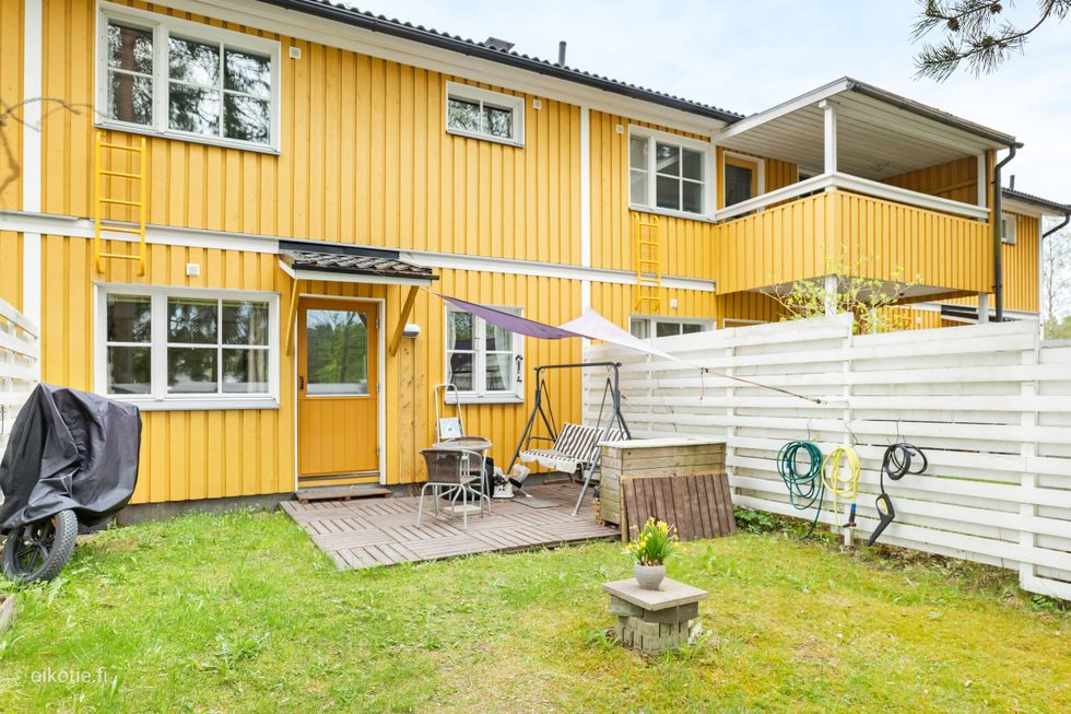 Suojaisa aidattu piha