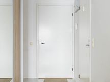 Eteisessä iso peilikaapisto