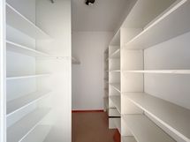 Vaatehuoneessa reilusti säilytystilaa.