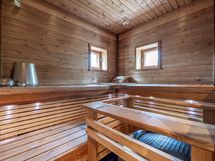 Saunassa muotolauteet, heti valmiskiuas ja upeat näköalat kahteen eri suuntaan