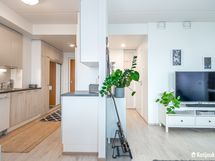 Pieni seinä erottaa keittiön ja olohuoneen