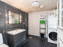 Tilava kylpyhuone.