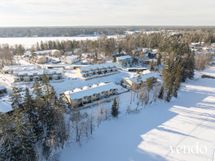 Sijainti aivan järven äärellä ja taloyhtiöllä oma laituri