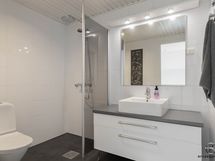 Yläkerran kylpyhuone